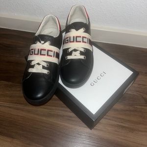 100% authentic Kids GUCCI shoes only worn 2 times size 33